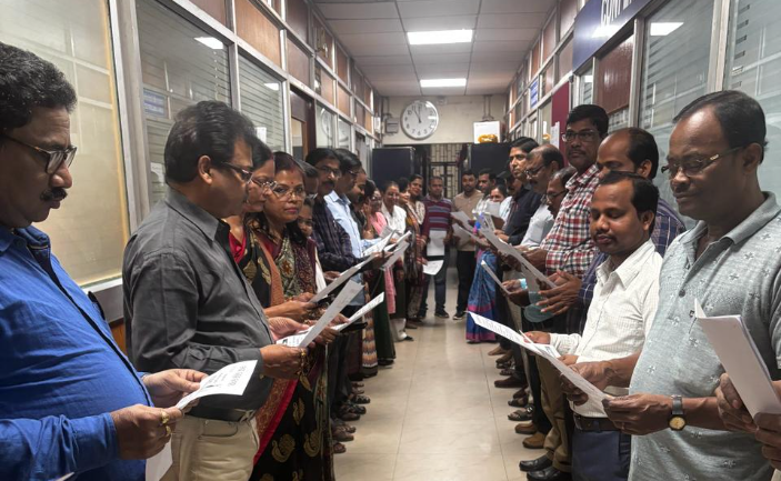 Chorus of 'Bande Utkala Janani' at DLFA on the eve of first ' Biswa Odiya Bhasha Samilani'